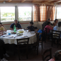 I fratelli della comunità pranzano tutti insieme